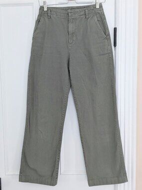 EUC GAP Loose Khakis with Washwell US 0
